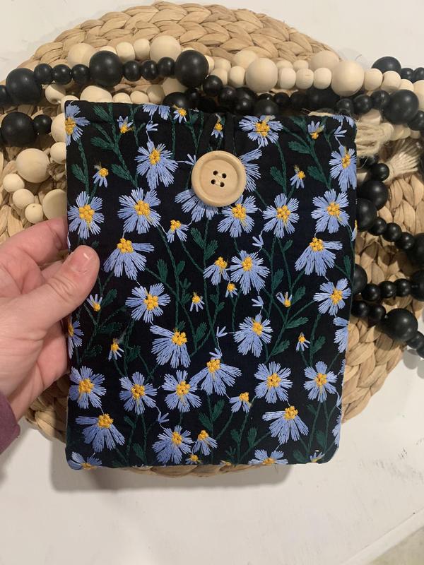 Blue and Black Daisy Kindle Sleeve, Padded kindle paperwhite sleeve, embroidered kindle case, padded ereader sleeve, tablet sleeve, kobo sleeve, booktok, book accessories, book gifts, reader gifts.